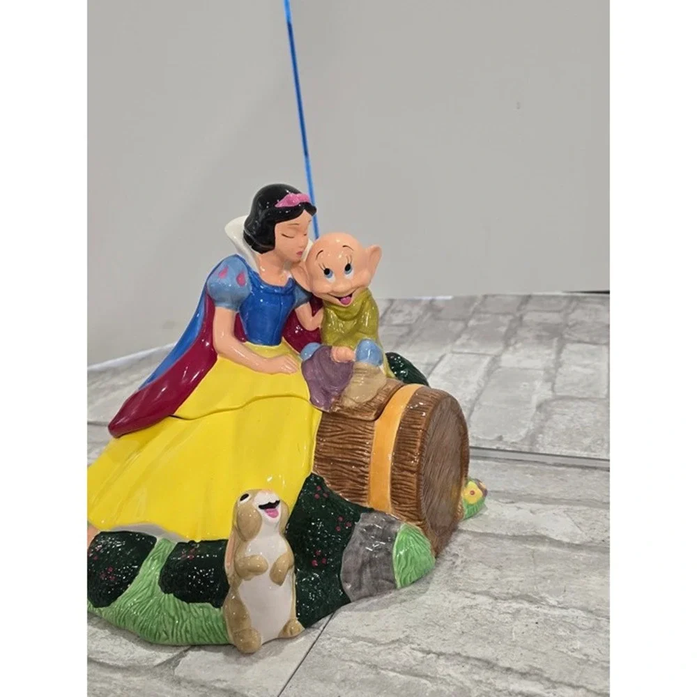 Vintage Disney‎ Snow White Kissing Dopey Cookie Jar Treasure Craft
